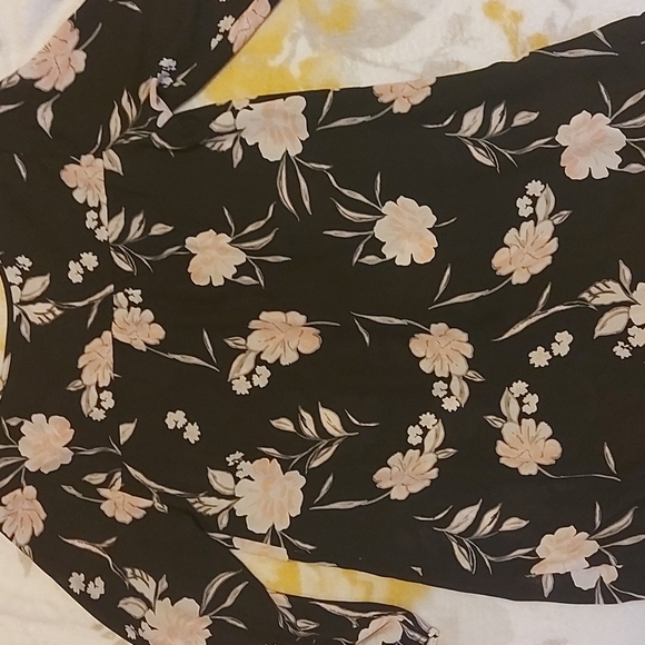 Semi-lowcut,floral blouse,size 4 ~ brand RICKI'S - Picture 4 of 4